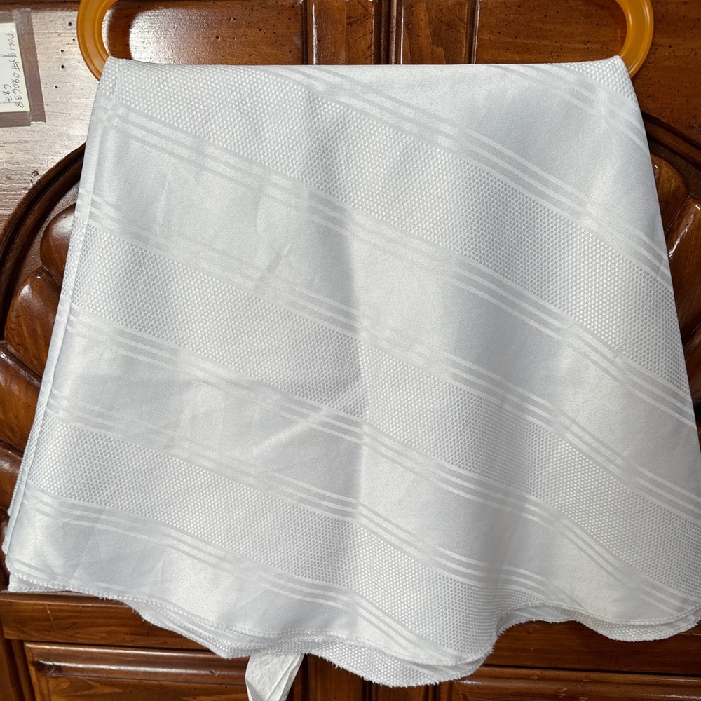 White round table cloth/printed design